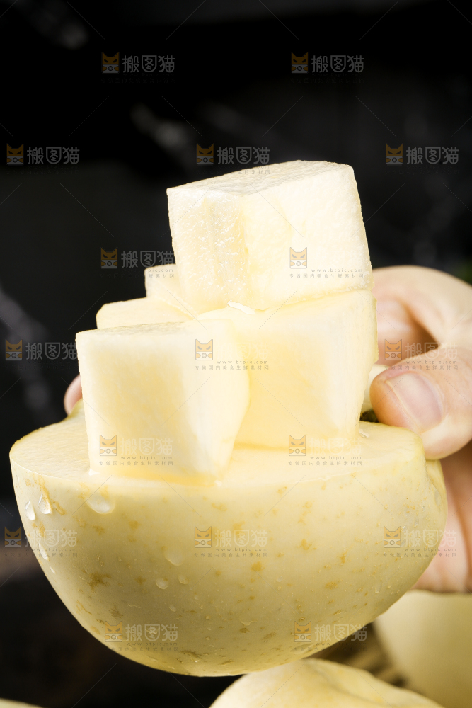 手里拿着奶油富士苹果