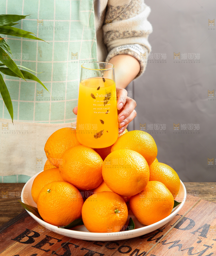盘子里放着橙子