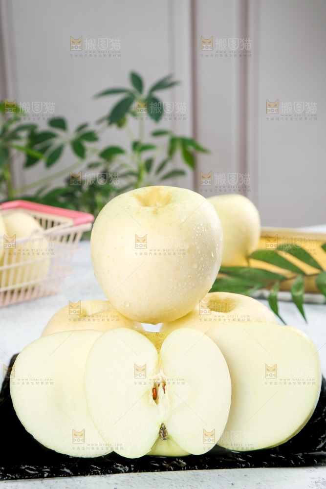 黑石板上放着苹果