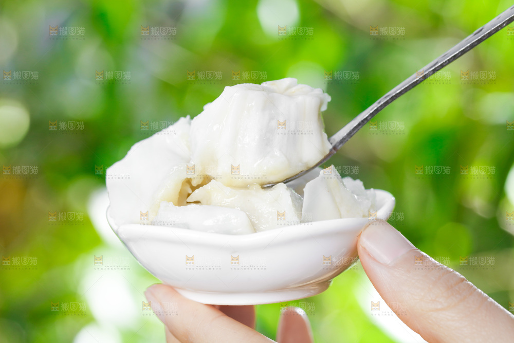 手里拿着释迦果