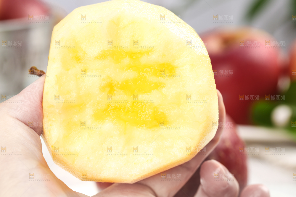 手里拿着苹果