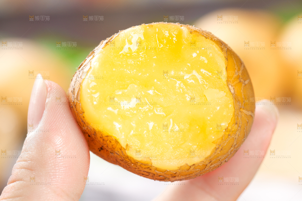 手拿黄心熟土豆