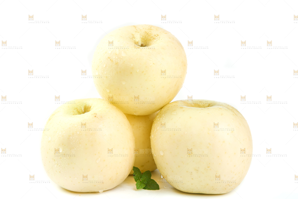 白底上摆放着奶油苹果