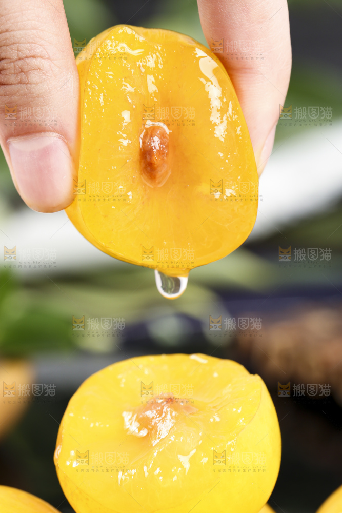 手拿切开的黄金奈李