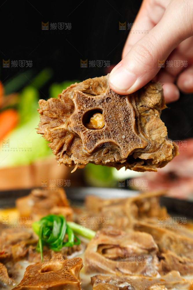 手里拿着煮熟的羊蝎子