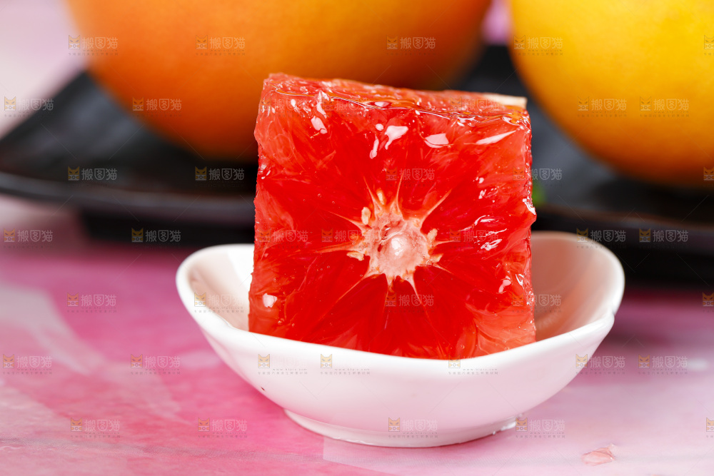 碟子里的红心西柚果肉
