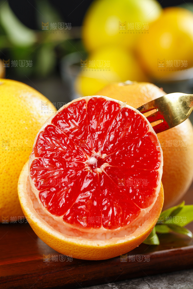 叉子叉着红心西柚果肉