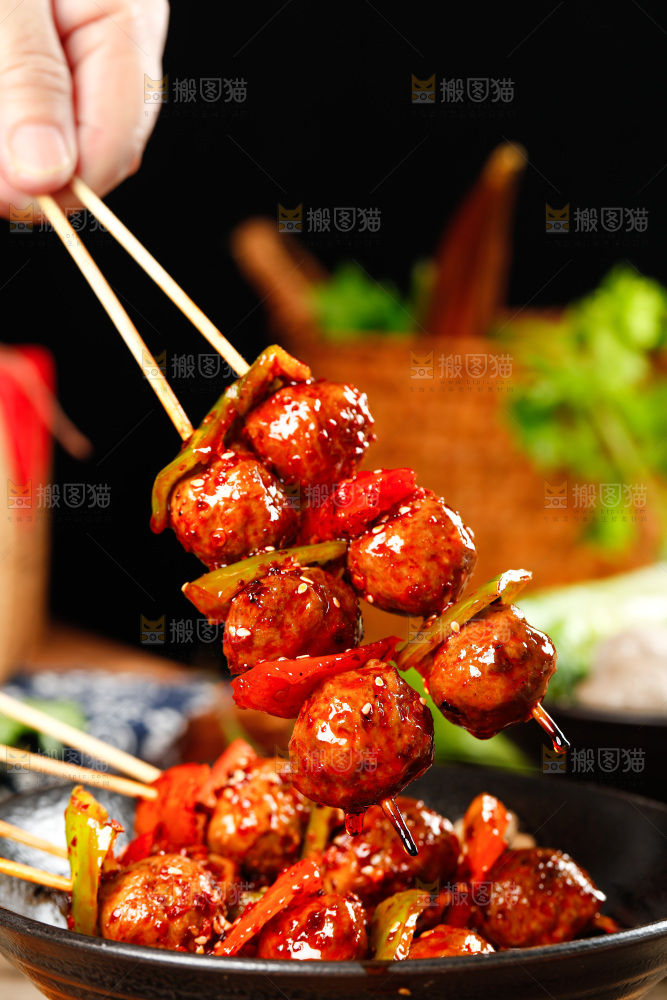手拿牛肉丸串
