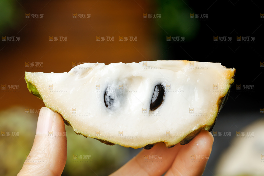 手里拿着牛妈释迦果