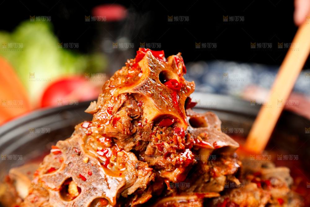 砂锅里装着麻辣羊蝎子