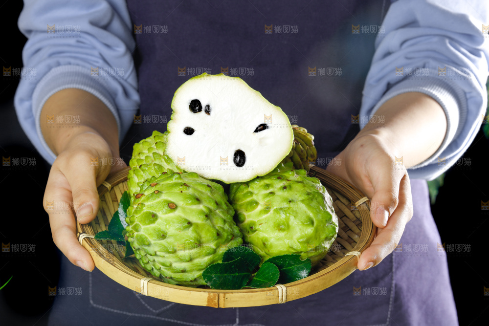 手里端着释迦果