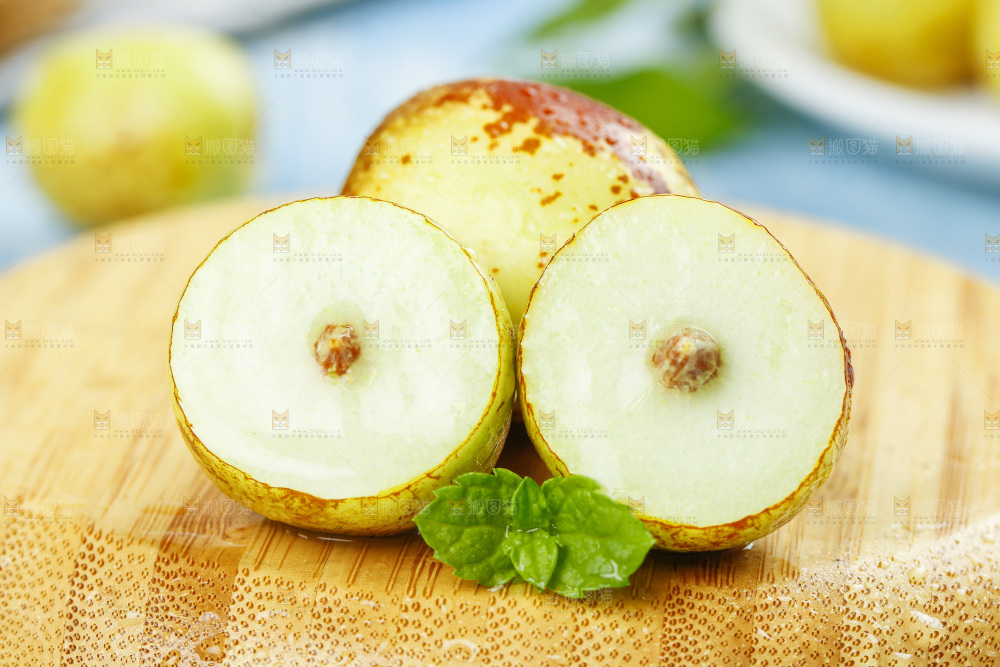 木底上放着切开的冬枣