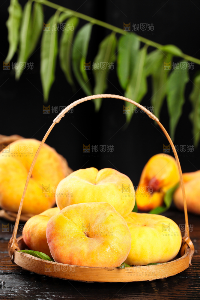 黑底上放着一盘黄金蟠桃