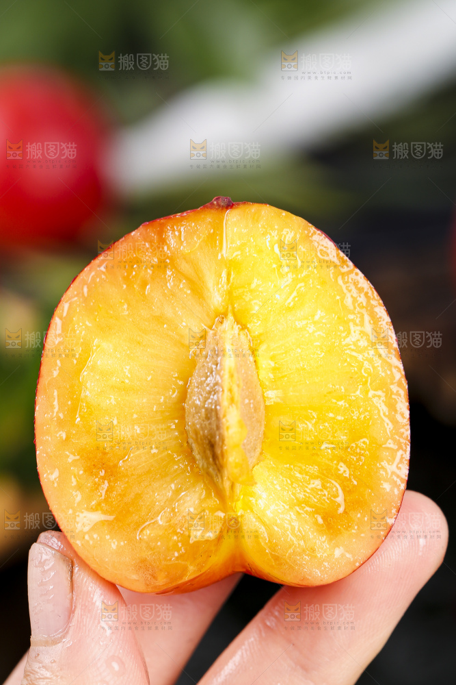 黑石板上放着珍珠李