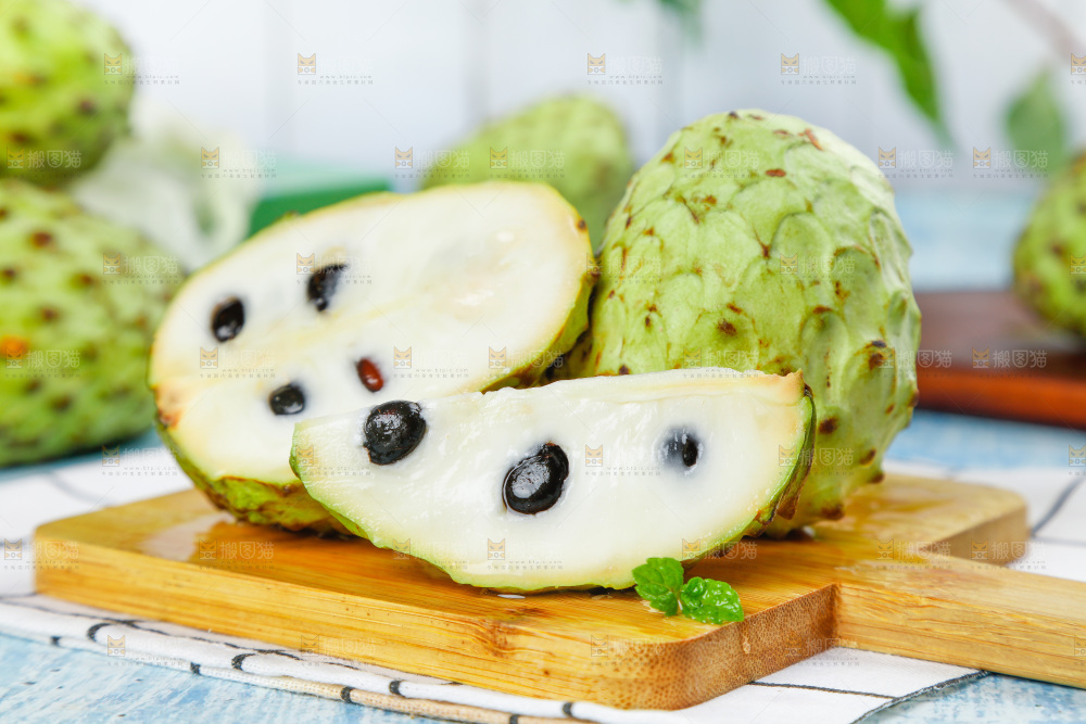 木底上放着释迦果