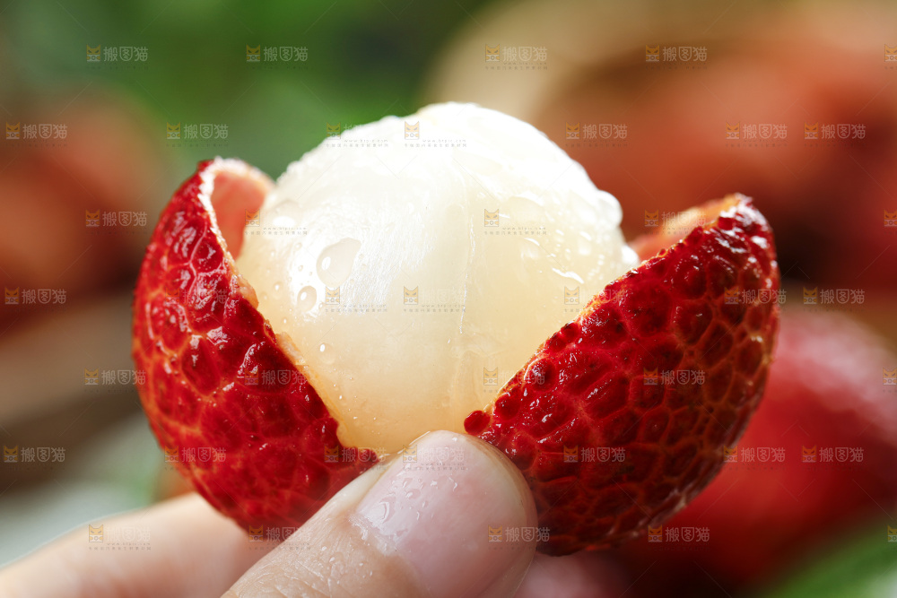 手拿掰开的荔枝