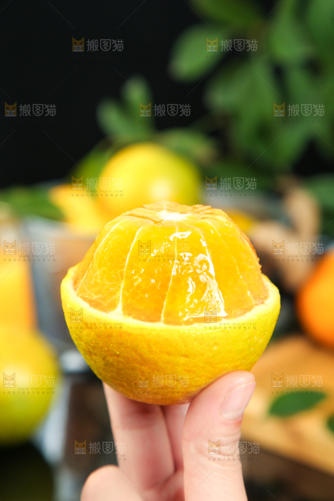 手拿剥皮的秭归夏橙