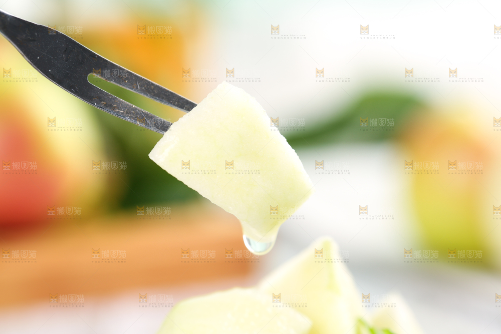 叉子叉着美八苹果果肉