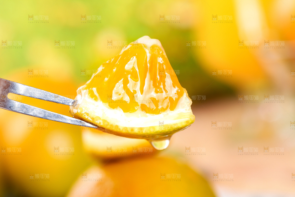 叉子叉着切开的夏橙