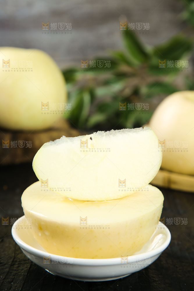 盘子里装着奶油苹果