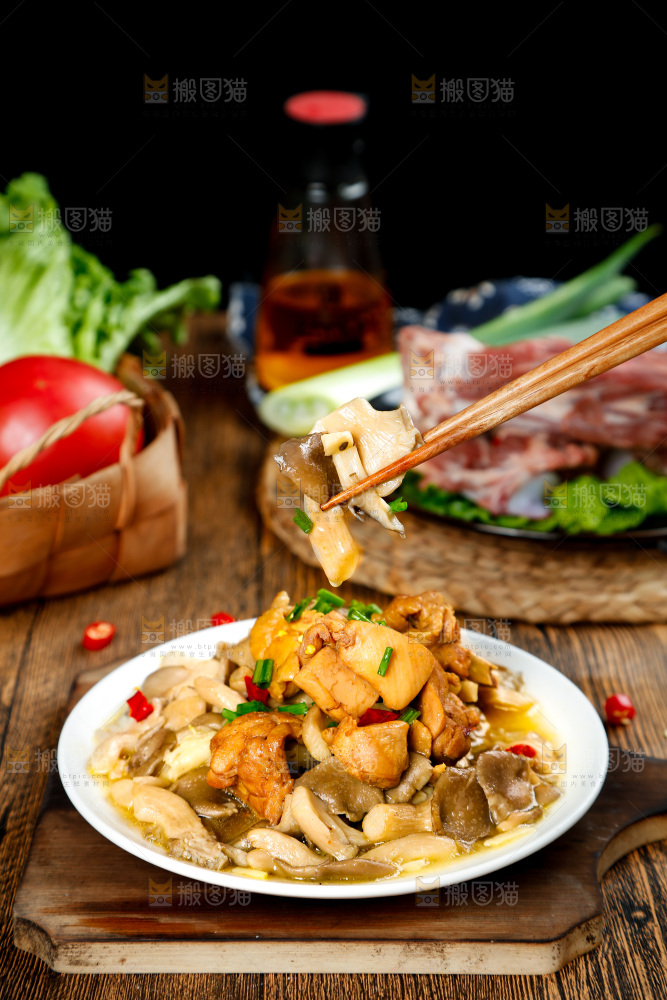 碟子里装着平菇炒鸡肉
