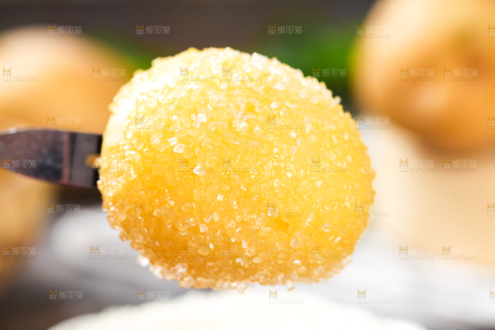 叉子叉着蘸糖的黄心熟土豆
