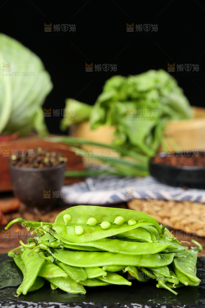盘子里摆放着荷兰豆