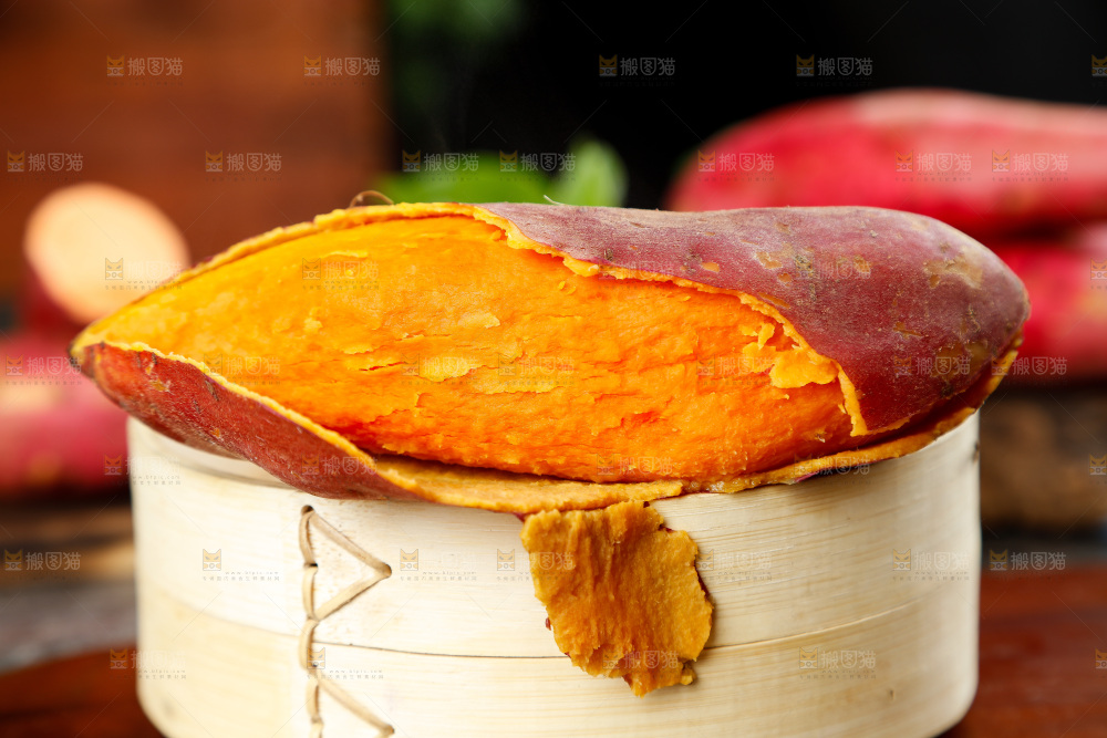 蒸笼里放着蜜薯