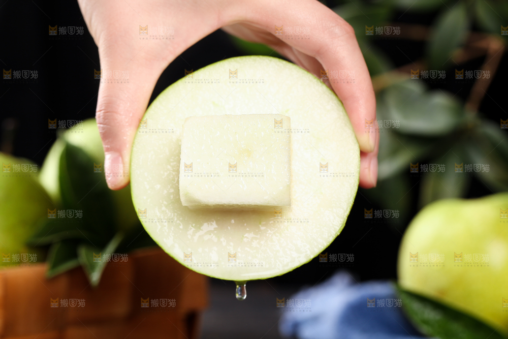 手拿切开的砀山青梨