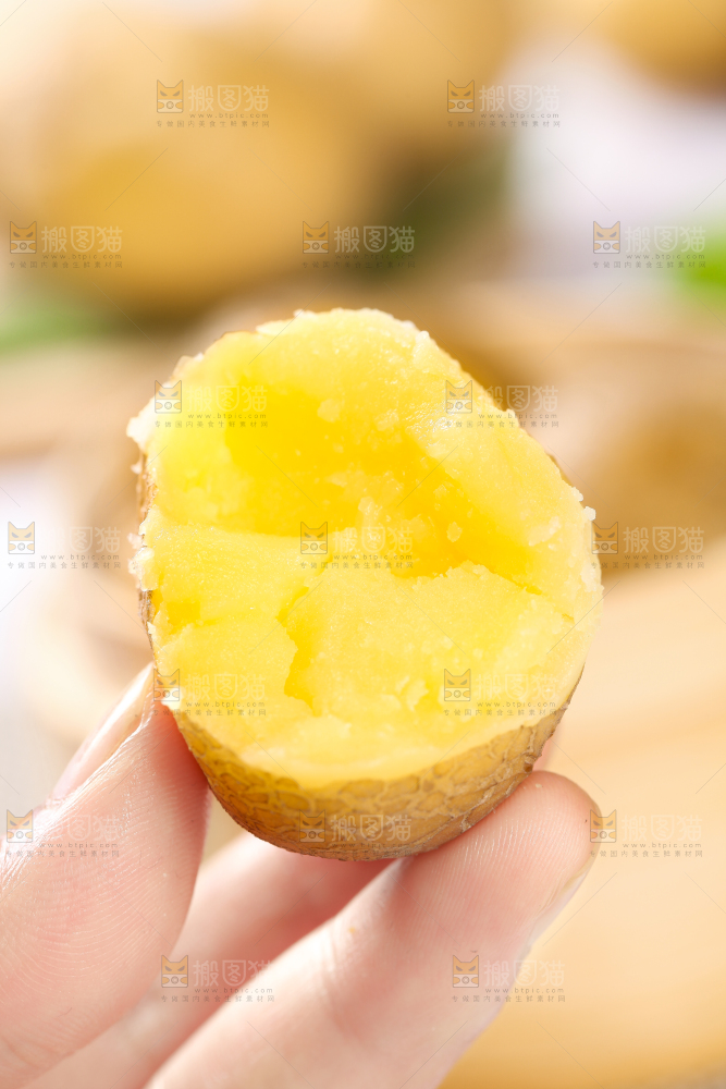 手拿掰开的熟土豆