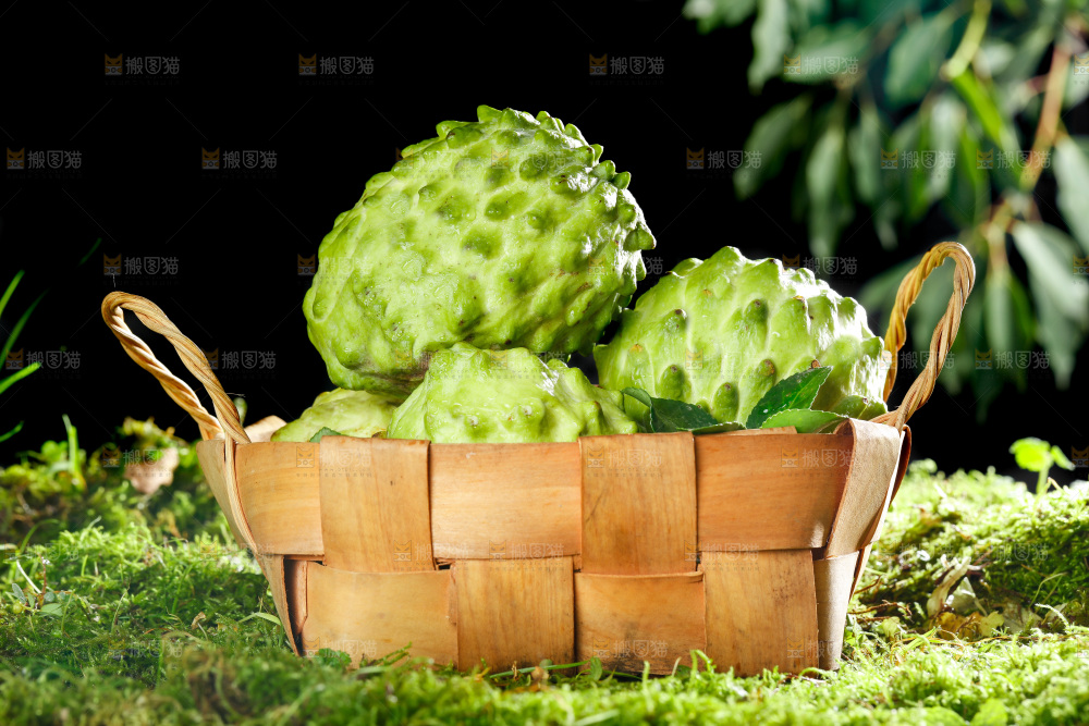 篮子里放着番荔枝