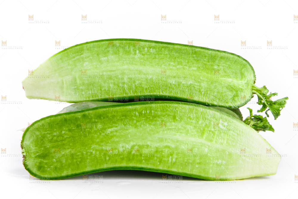 白底上摆放着绿心萝卜