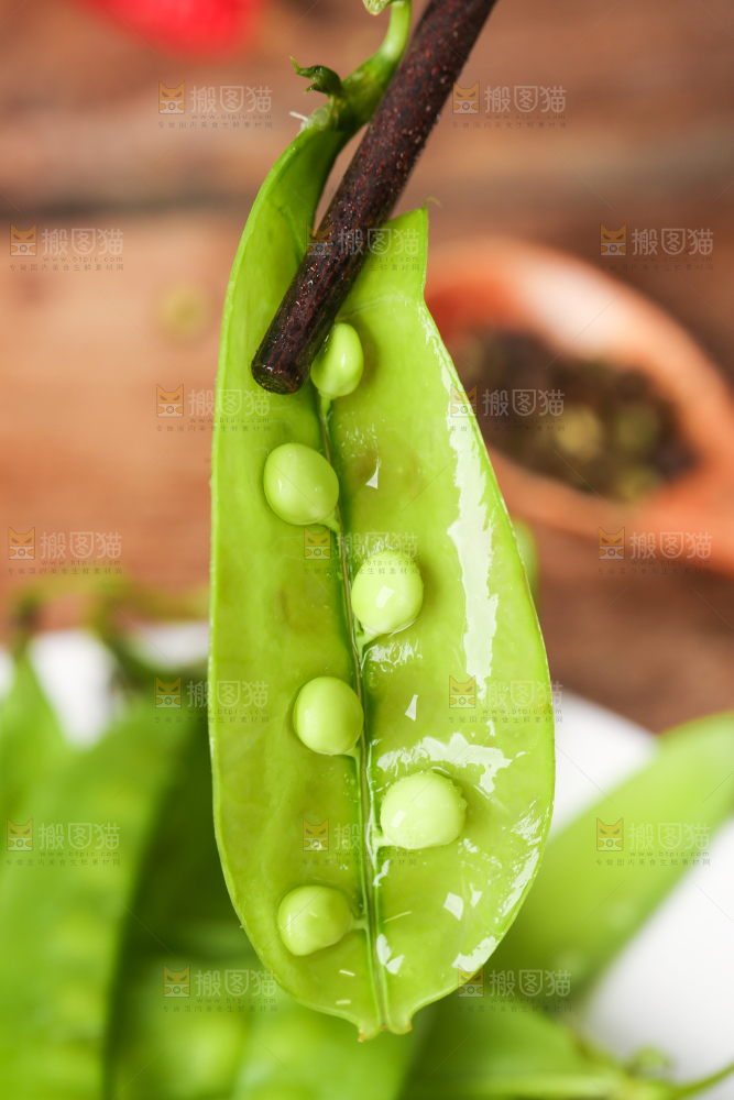 筷子夹着荷兰豆
