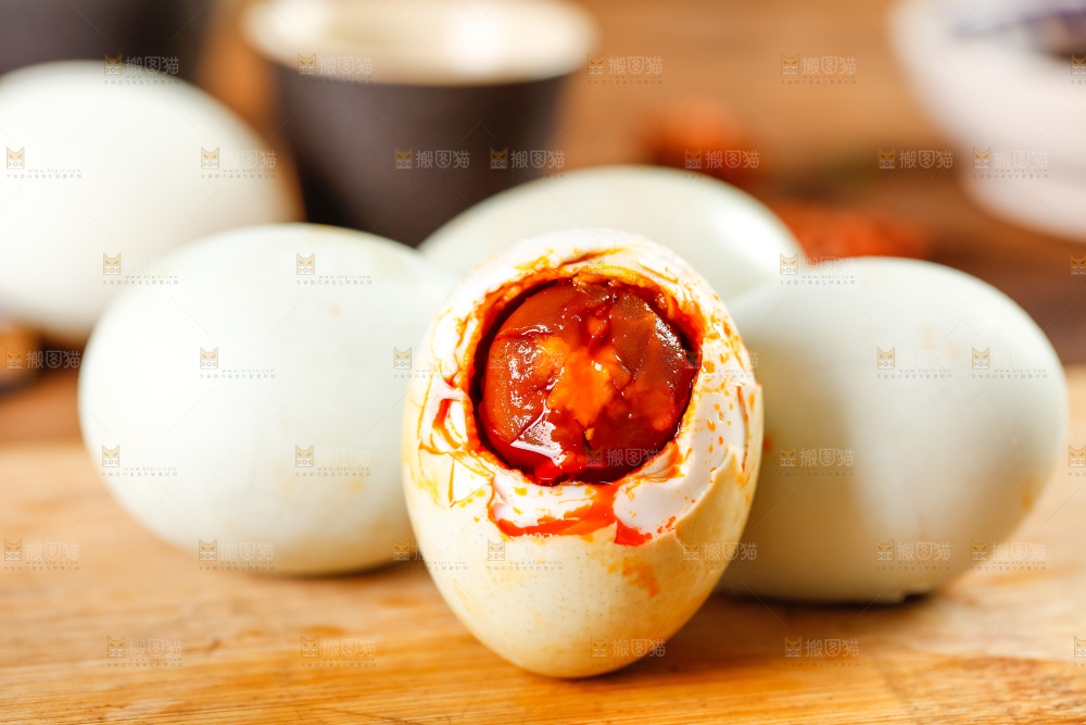 木板上的烤海鸭蛋