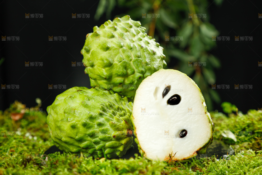 绿草地上摆放着释迦果