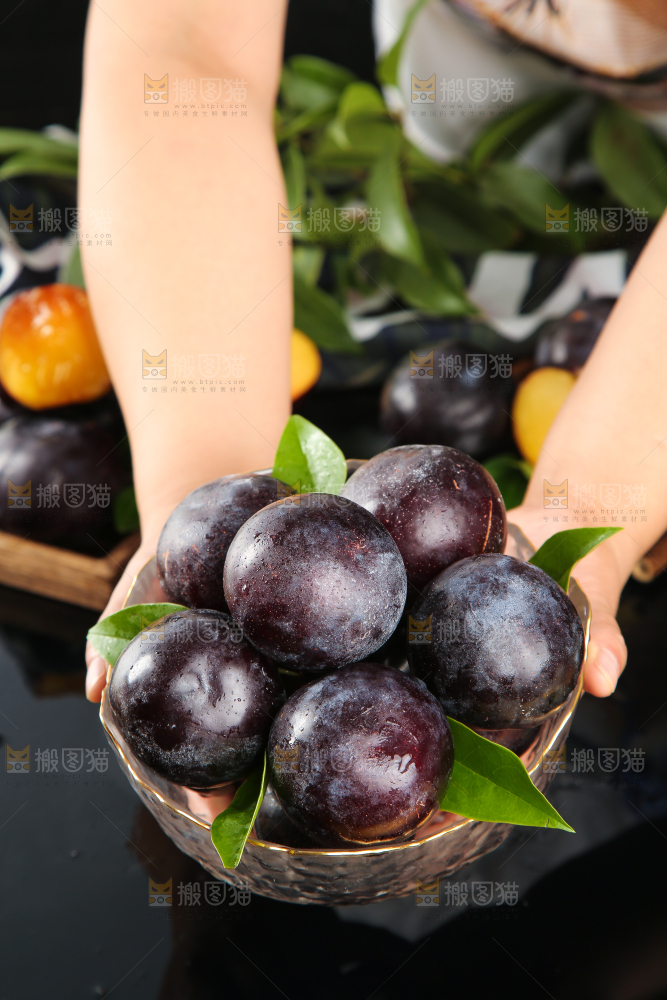 黑玻璃上手端一盘智利黑布林