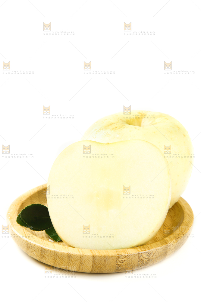 碟子里放着奶油苹果
