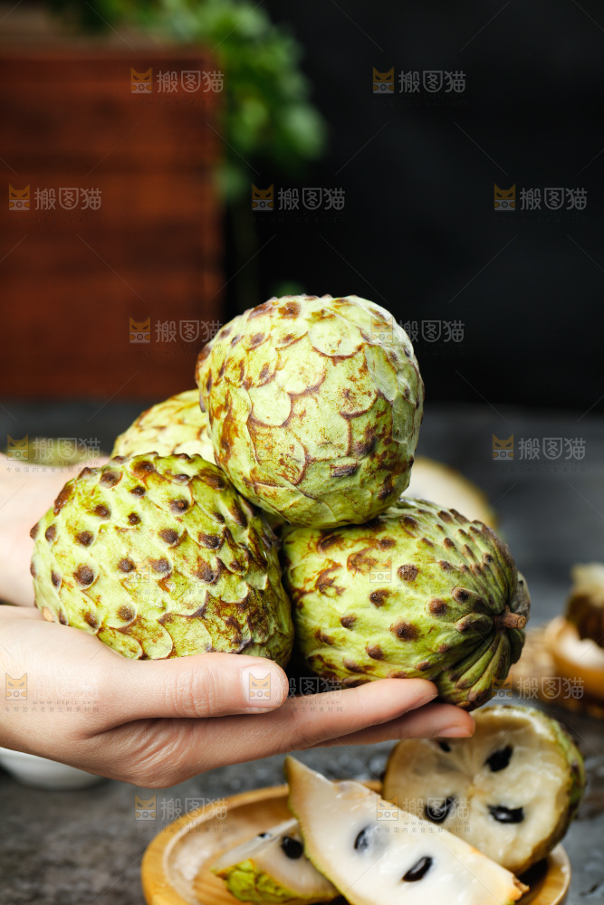 手里拿着牛奶释迦果