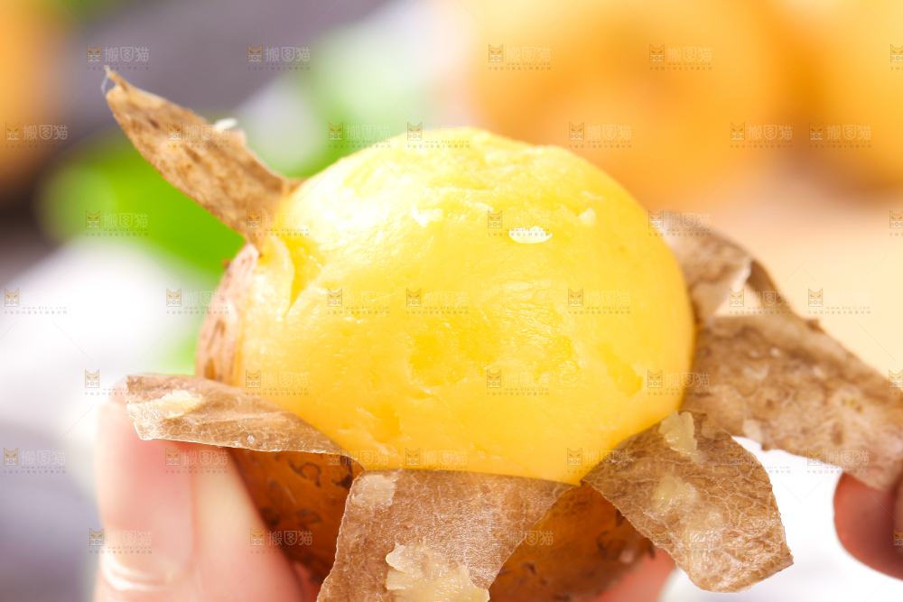 手拿剥皮的黄心小土豆