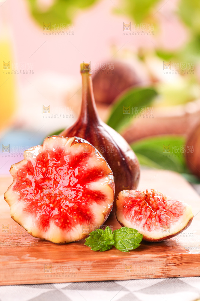 木底放着切开的红皮无花果