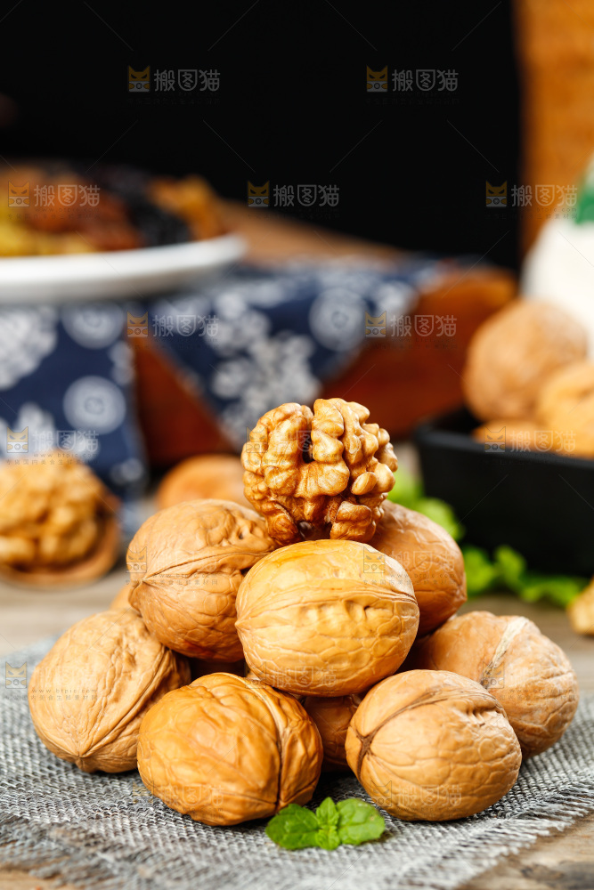麻布底上的纸皮核桃