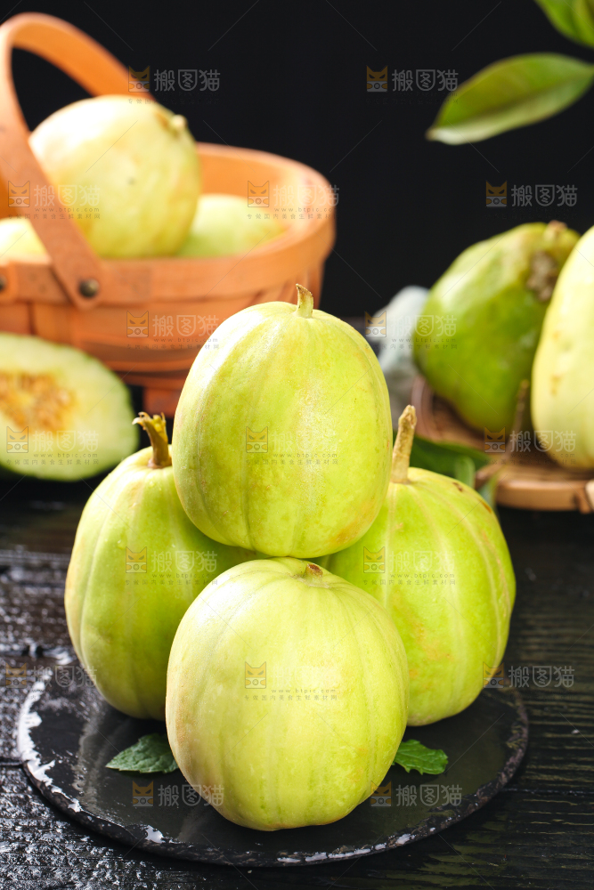 黑底上放着一堆东北香瓜
