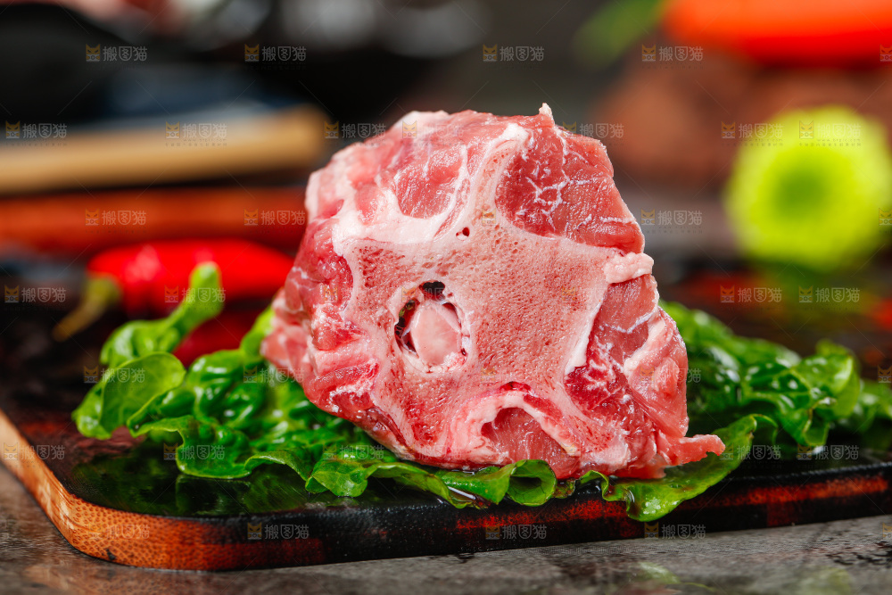 盘子上摆放着羊蝎子