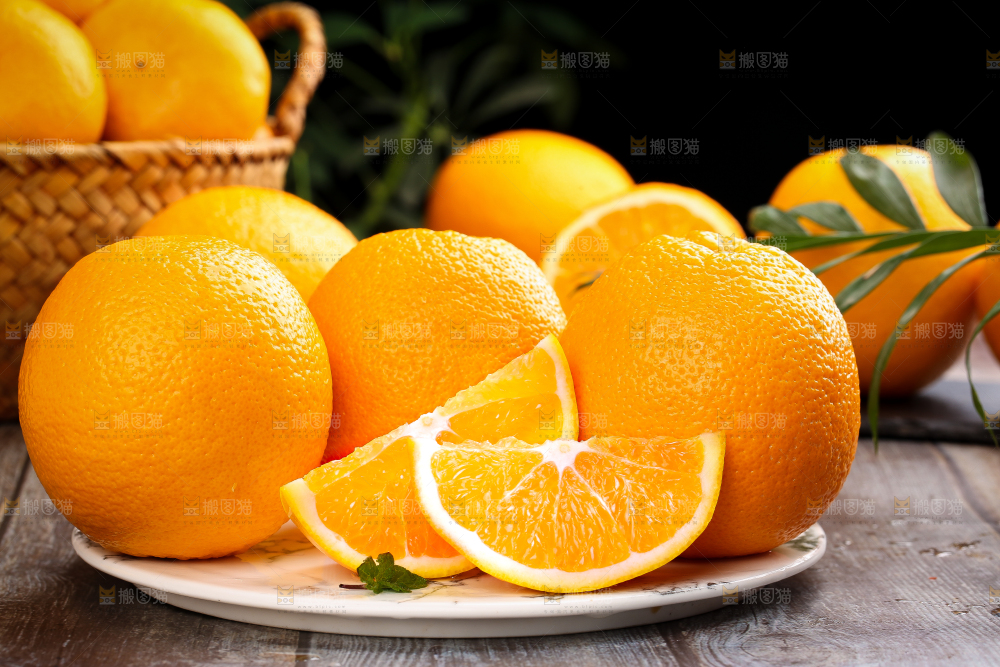 碟子上摆放着甜橙