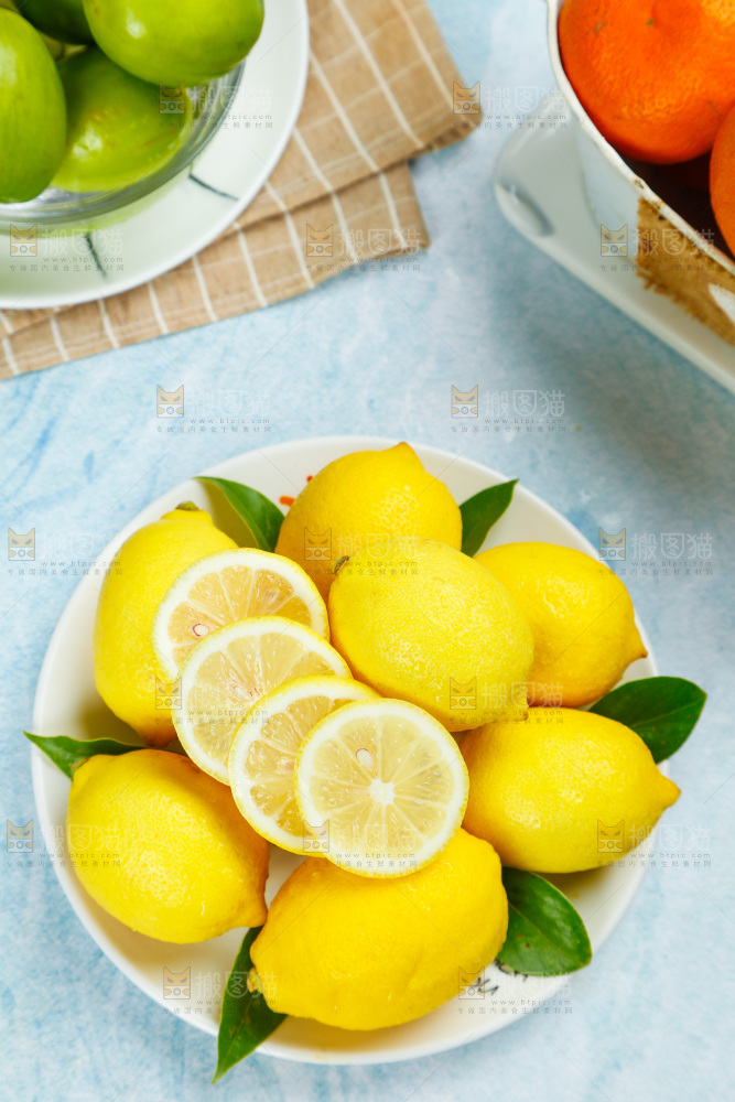 浅底上摆放着黄柠檬