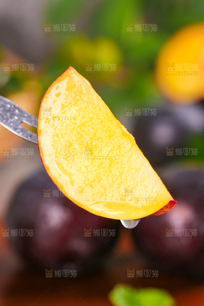 木板上叉子叉着一块黄肉黑布林