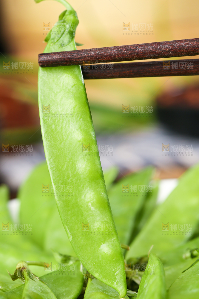 筷子夹着荷兰豆