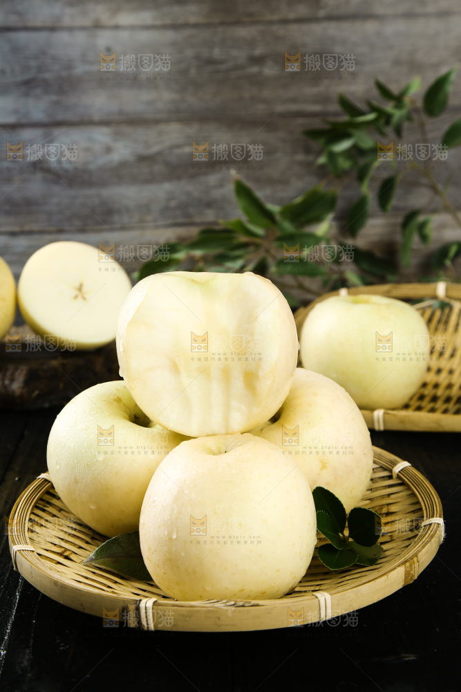 篮子里放着苹果