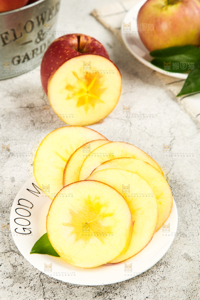 盘子里放着苹果
