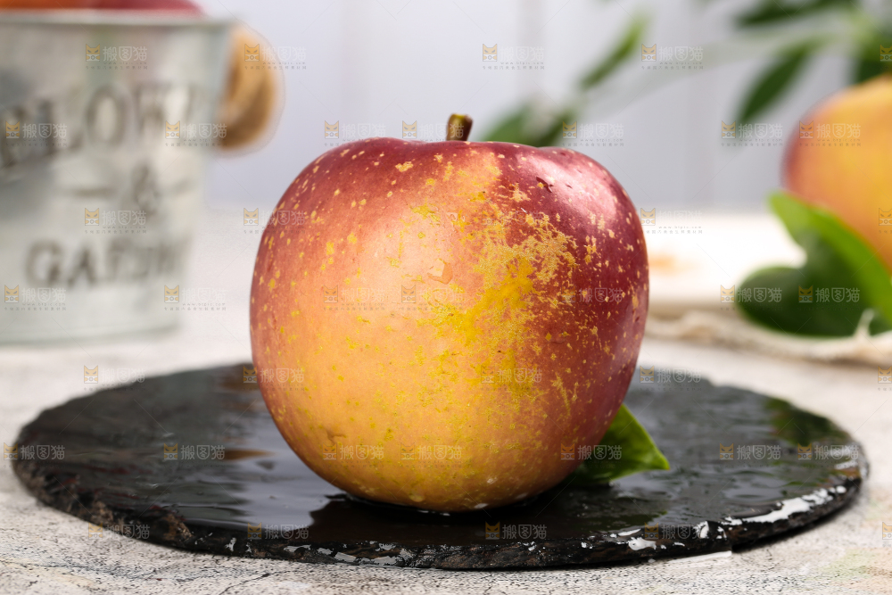 碟子里装着丑苹果